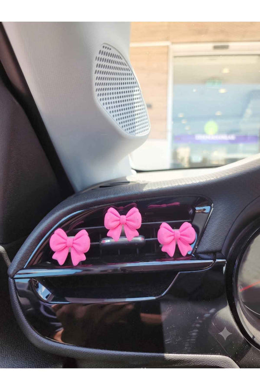 2'li Pembe Süs Seti: 3'lü Pembe Kurdele Klima Süsü ve 1 Adet Pembe Yastıkta Uyuyan Kedi Torpido Süsü