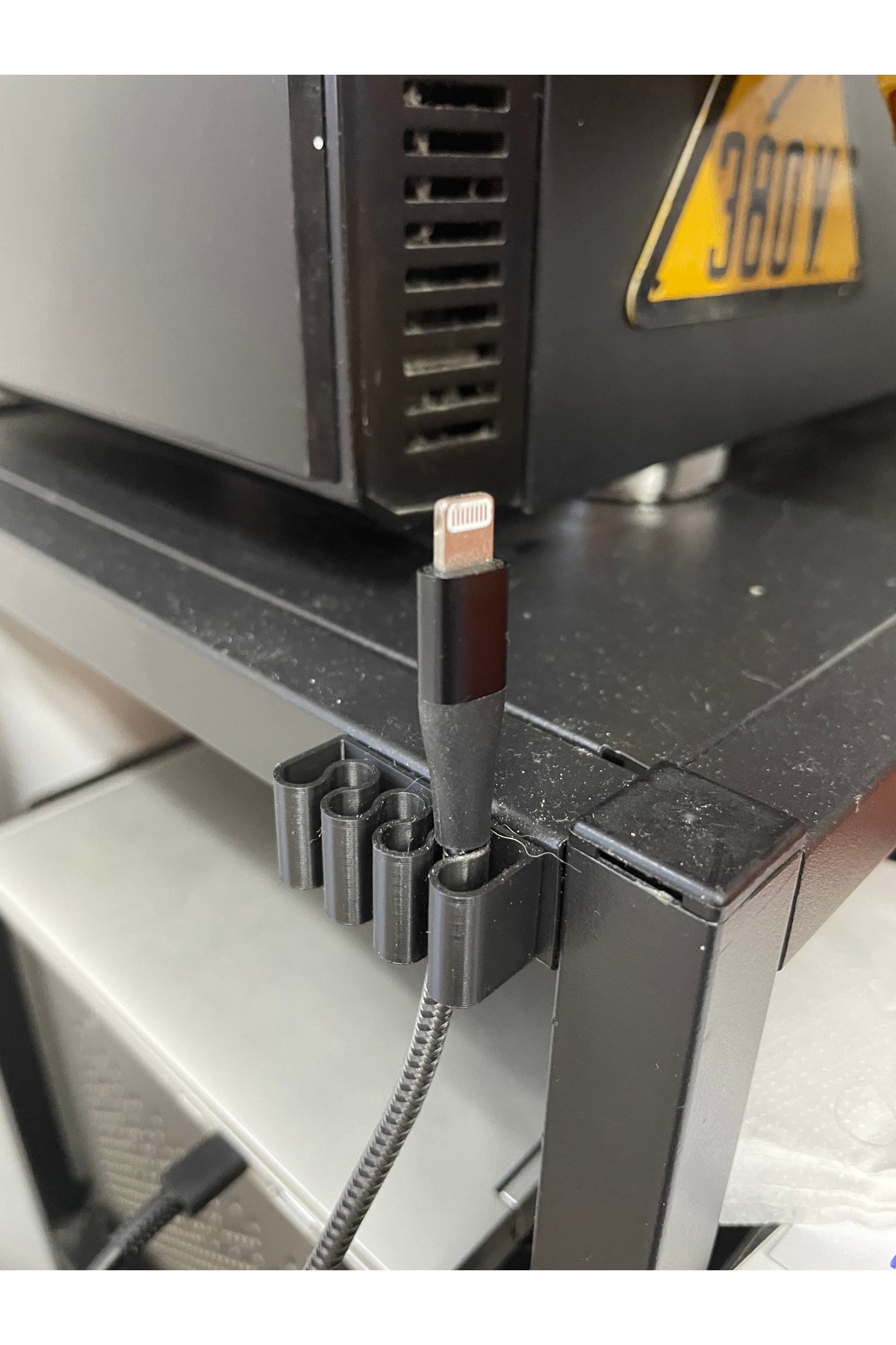 Üçlü Masa Kenarı Kablo Tutucu Klipsi - Sarj Kablosu Kulaklık Düzenleyicisi Yapışkanlı