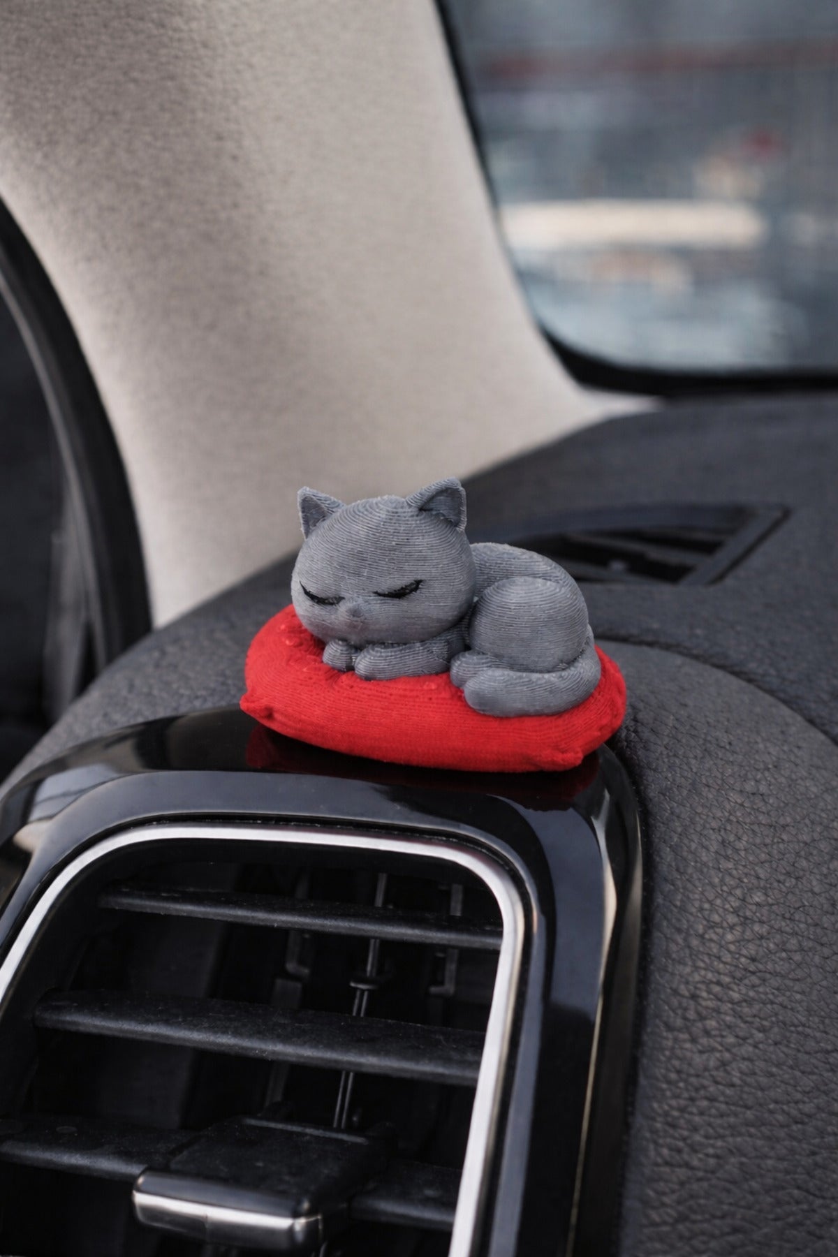Sevimli Uyuyan Mini Gri Kedi Torpido Süsü - Kırmızı Yastık Üstünde Yatan Gri Kedi Araba Klima Süsü