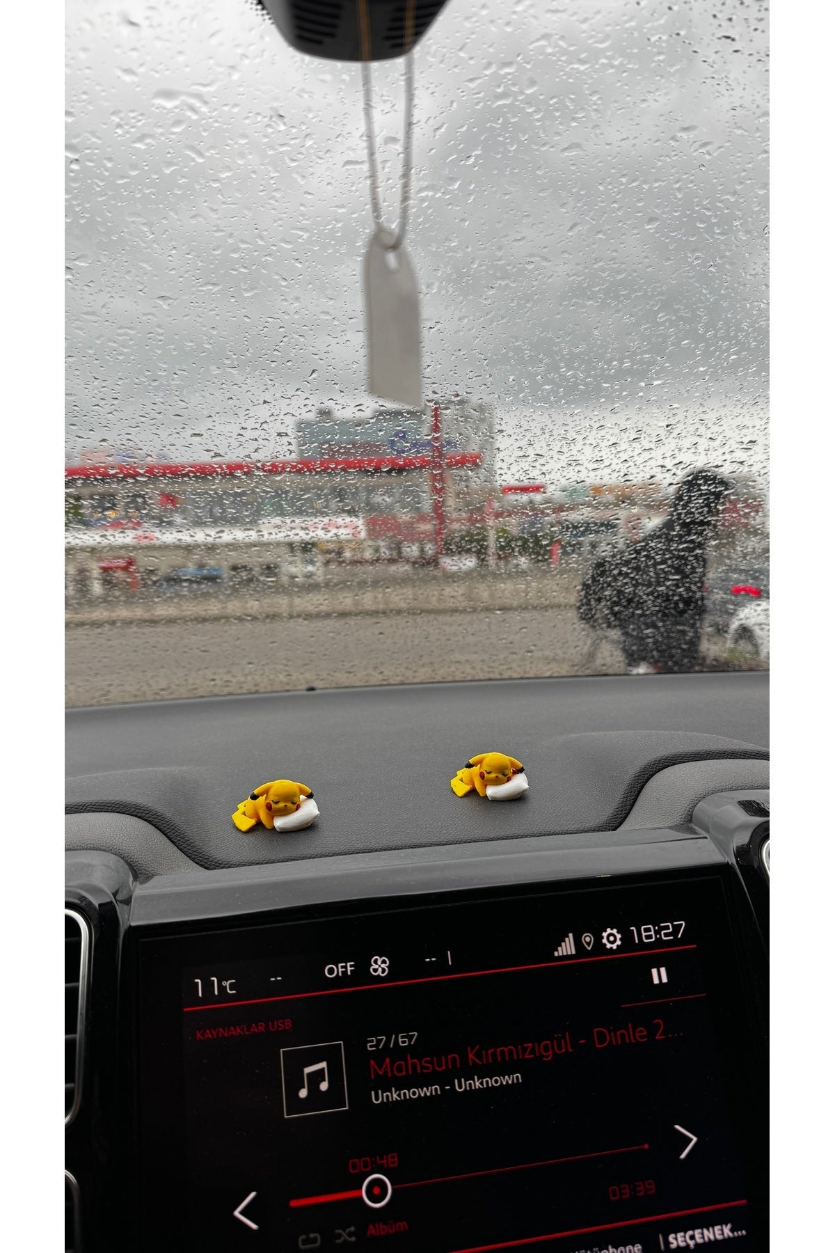 Yastıkta Yatan Sevimli Pikachu Torpido Süsü - Uyuyan Pikachu Araba Süsü Torpido Aksesuar