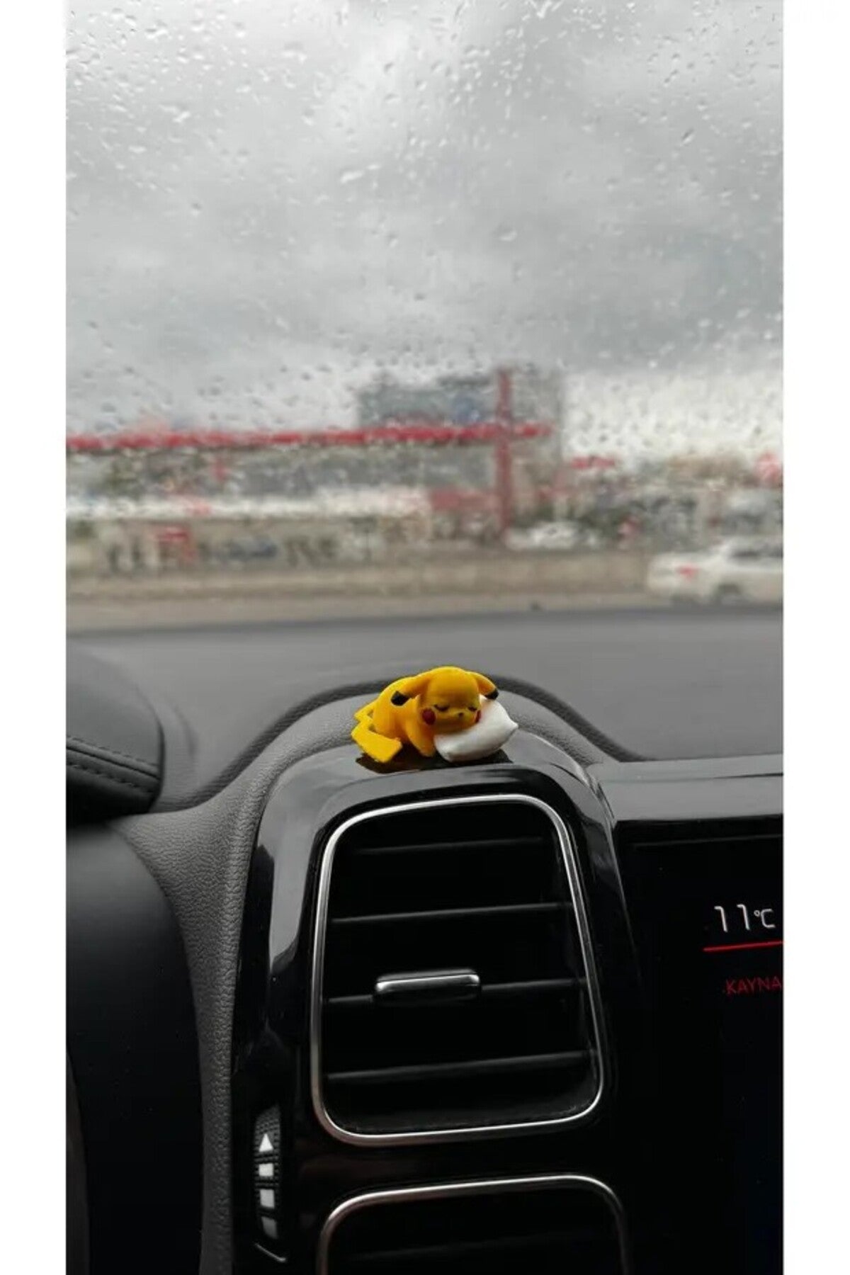 2'li Araba Süs Seti: 6'lı Papatya Klima Süsü ve 1 Adet Yastıkta Uyuyan Sevimli Pikachu Torpido Süsü Avantaj Set