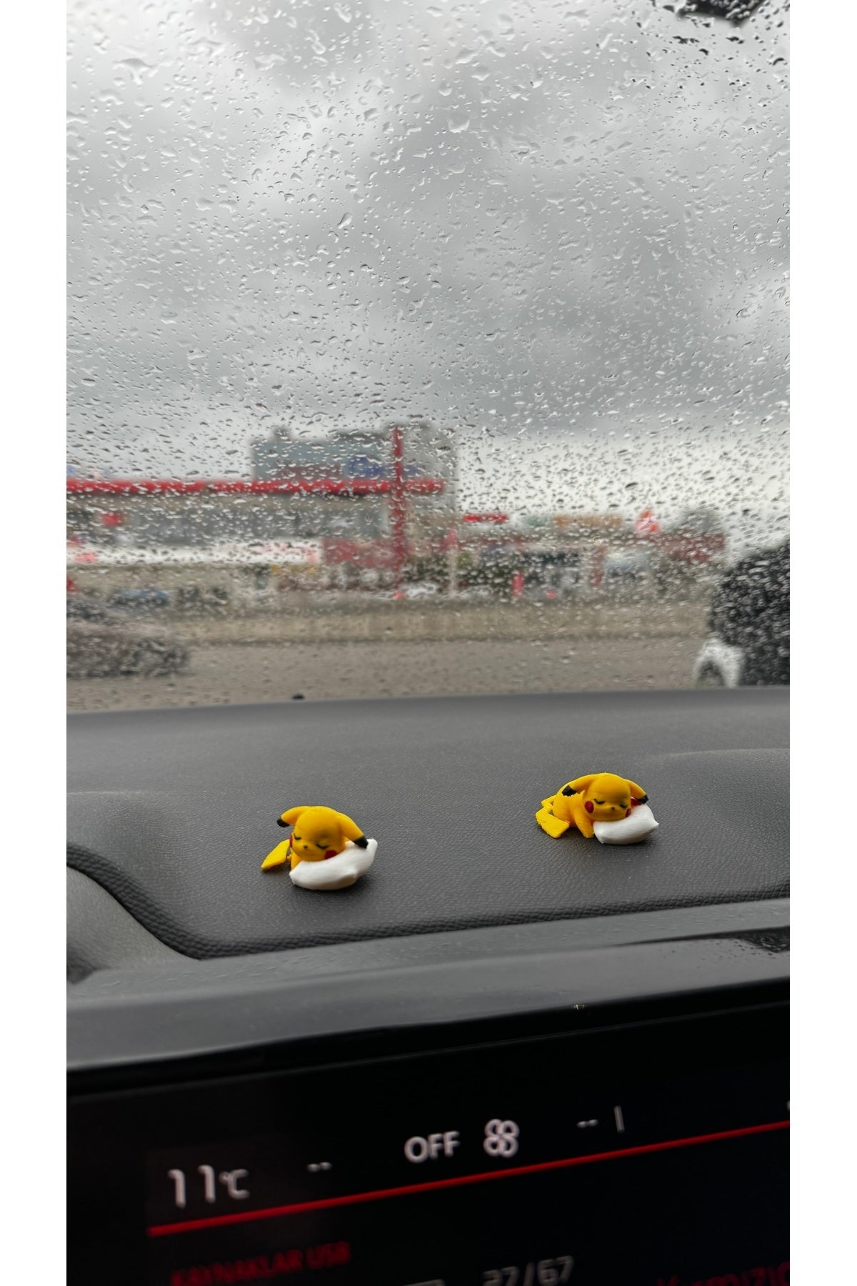 Yastıkta Yatan Sevimli Pikachu Torpido Süsü - Uyuyan Pikachu Araba Süsü Torpido Aksesuar