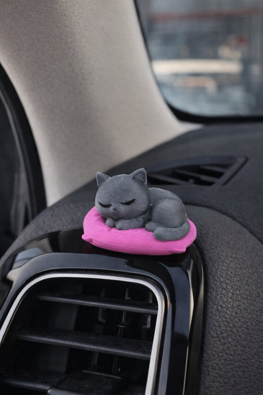 Sevimli Uyuyan Mini Gri Kedi Torpido Süsü - Pembe Yastık Üstünde Yatan Gri Kedi Araba Klima Süsü